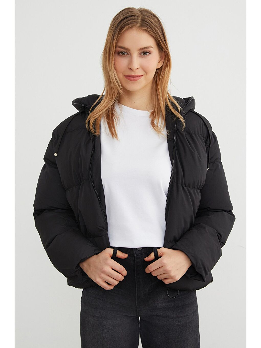 Siyah Kapüşonlu Crop Şişme Mont-1