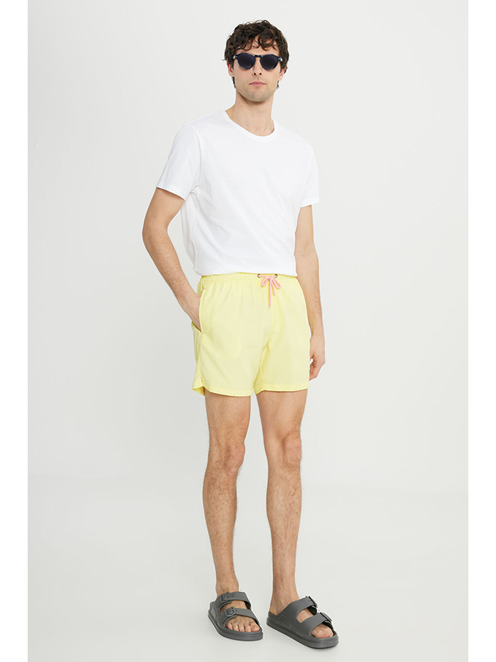 Erkek Sarı Standart Fit Normal Kesim Cepli Hızlı Kuruyan Desenli Deniz Şortu-4