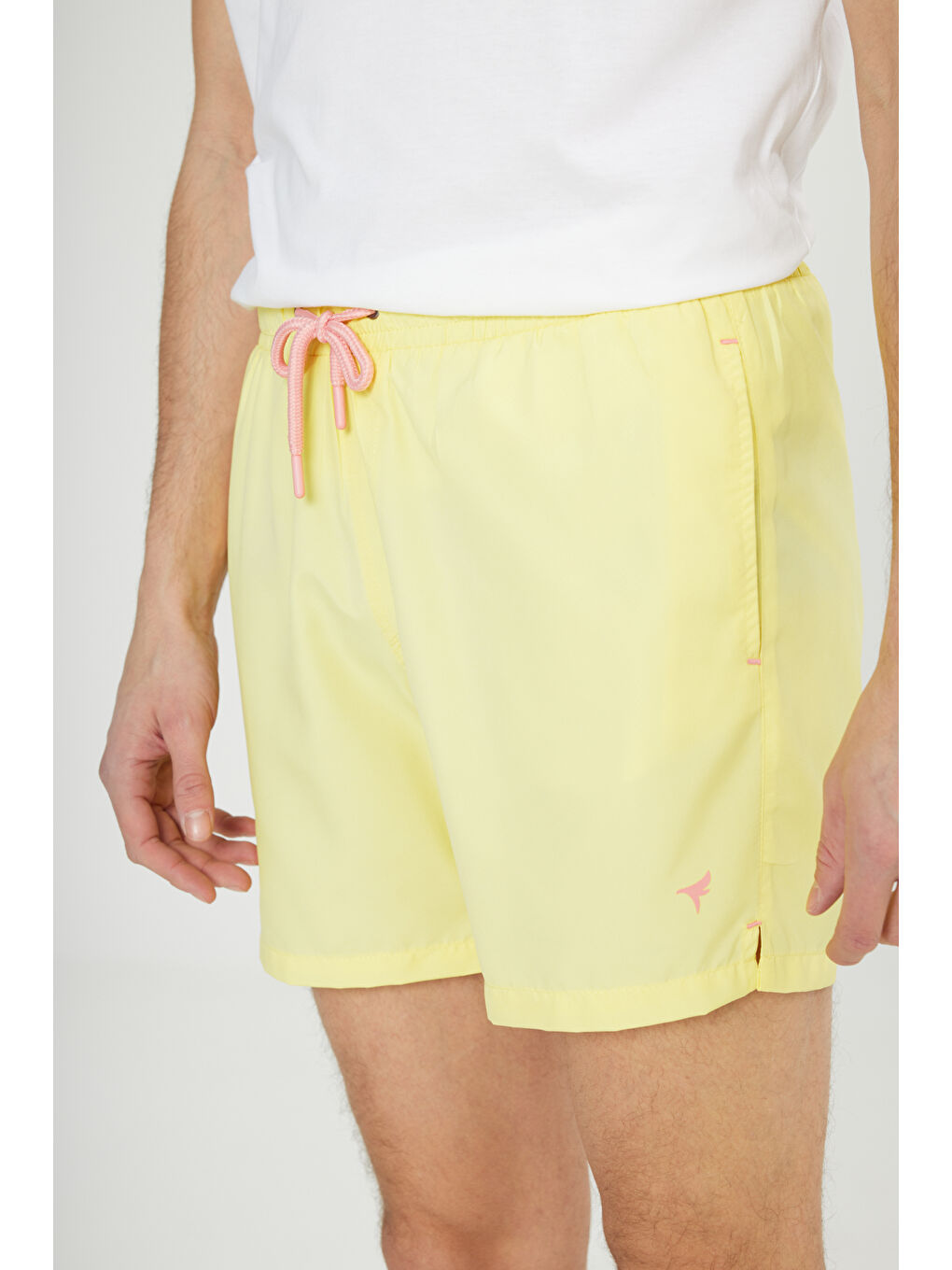 Erkek Sarı Standart Fit Normal Kesim Cepli Hızlı Kuruyan Desenli Deniz Şortu-5