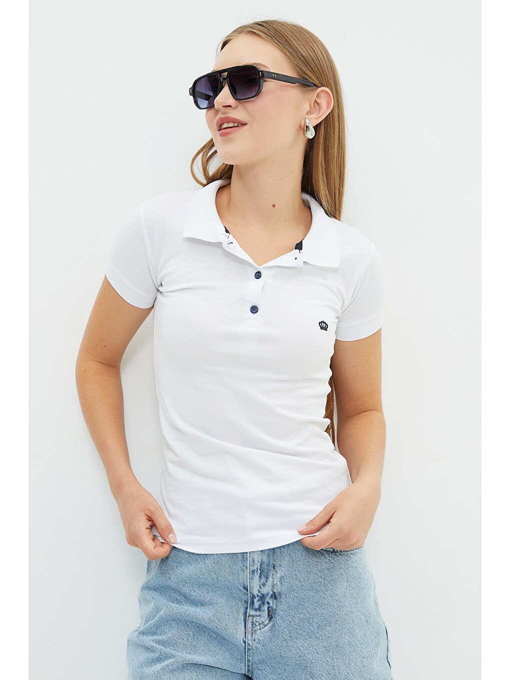 Beyaz Nakışlı Polo Yaka Slim Fit Tişört