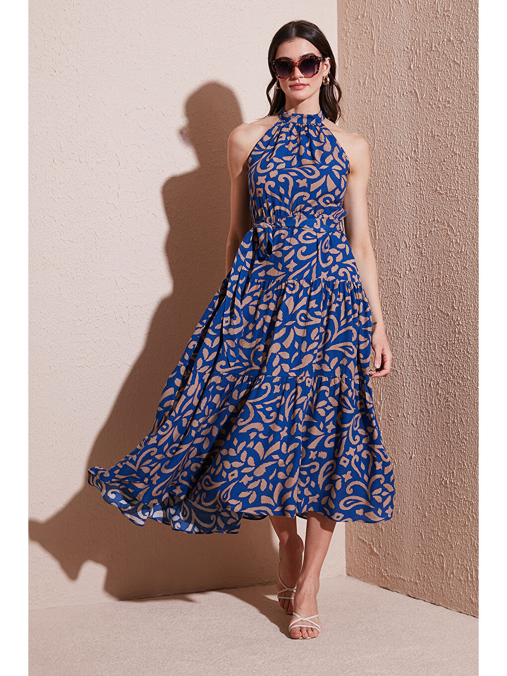 İndigo Desenli Regular Fit Halter Yaka Kemerli Midi Boy Kadın Elbise 6772030-5