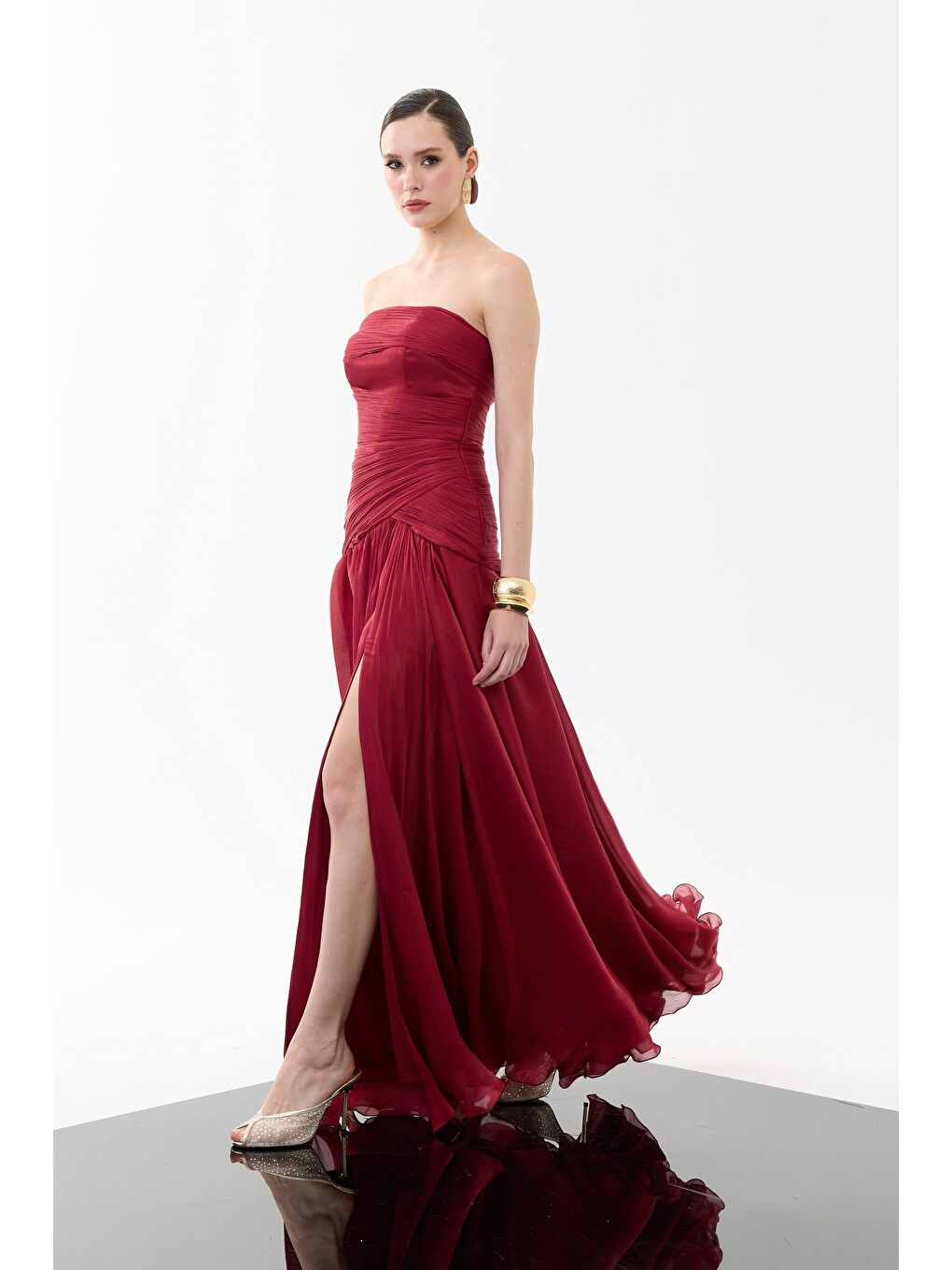 Bordo Straplez Yırtmaçlı Organze Abiye Elbise-5