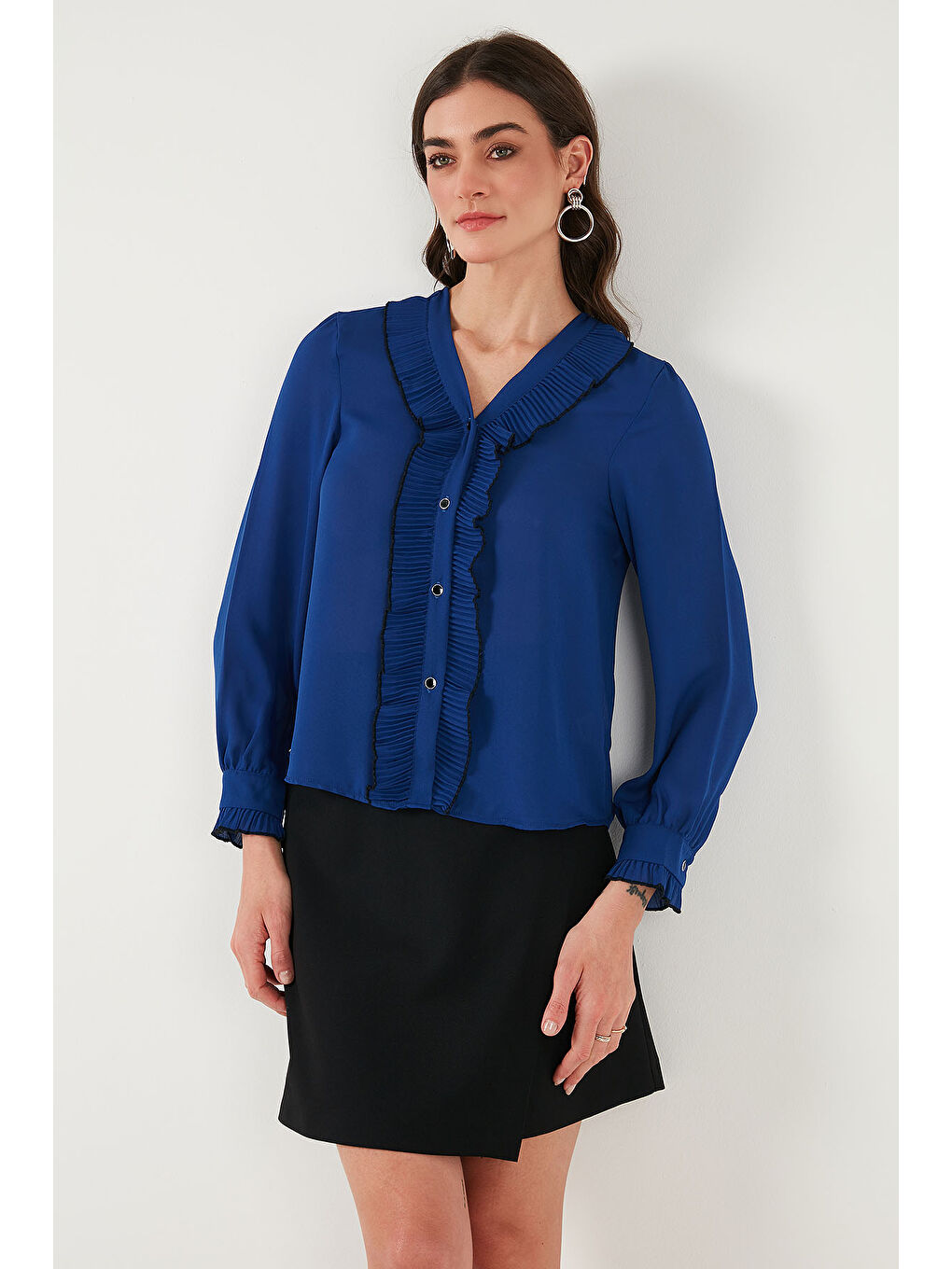 Mavi Standart Fit V Yaka Fırfırlı Uzun Kollu Kadın Gömlek 611Go00341-2