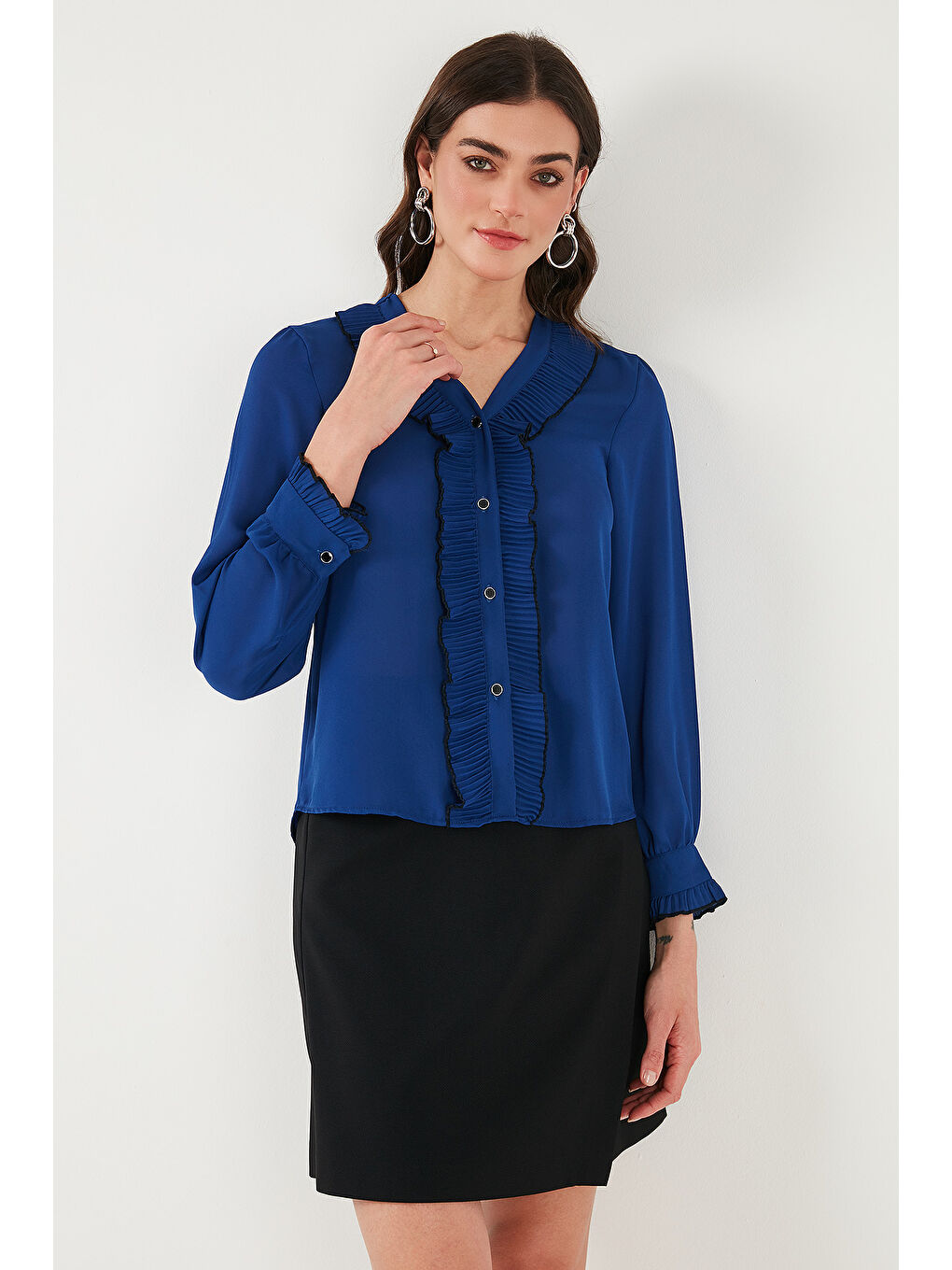 Mavi Standart Fit V Yaka Fırfırlı Uzun Kollu Kadın Gömlek 611Go00341-4