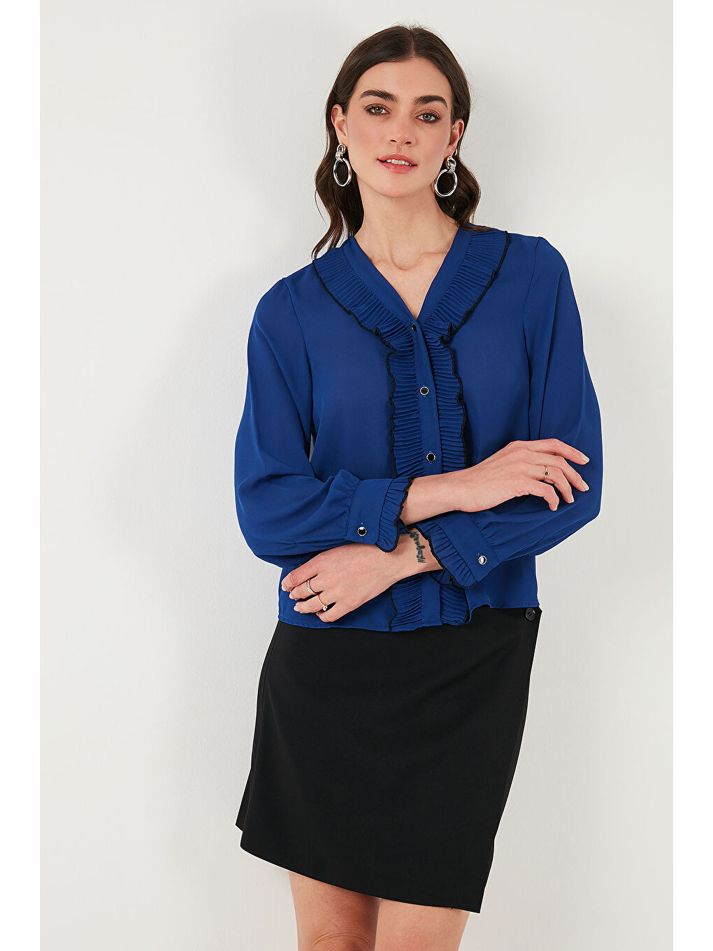 Mavi Standart Fit V Yaka Fırfırlı Uzun Kollu Kadın Gömlek 611Go00341-5