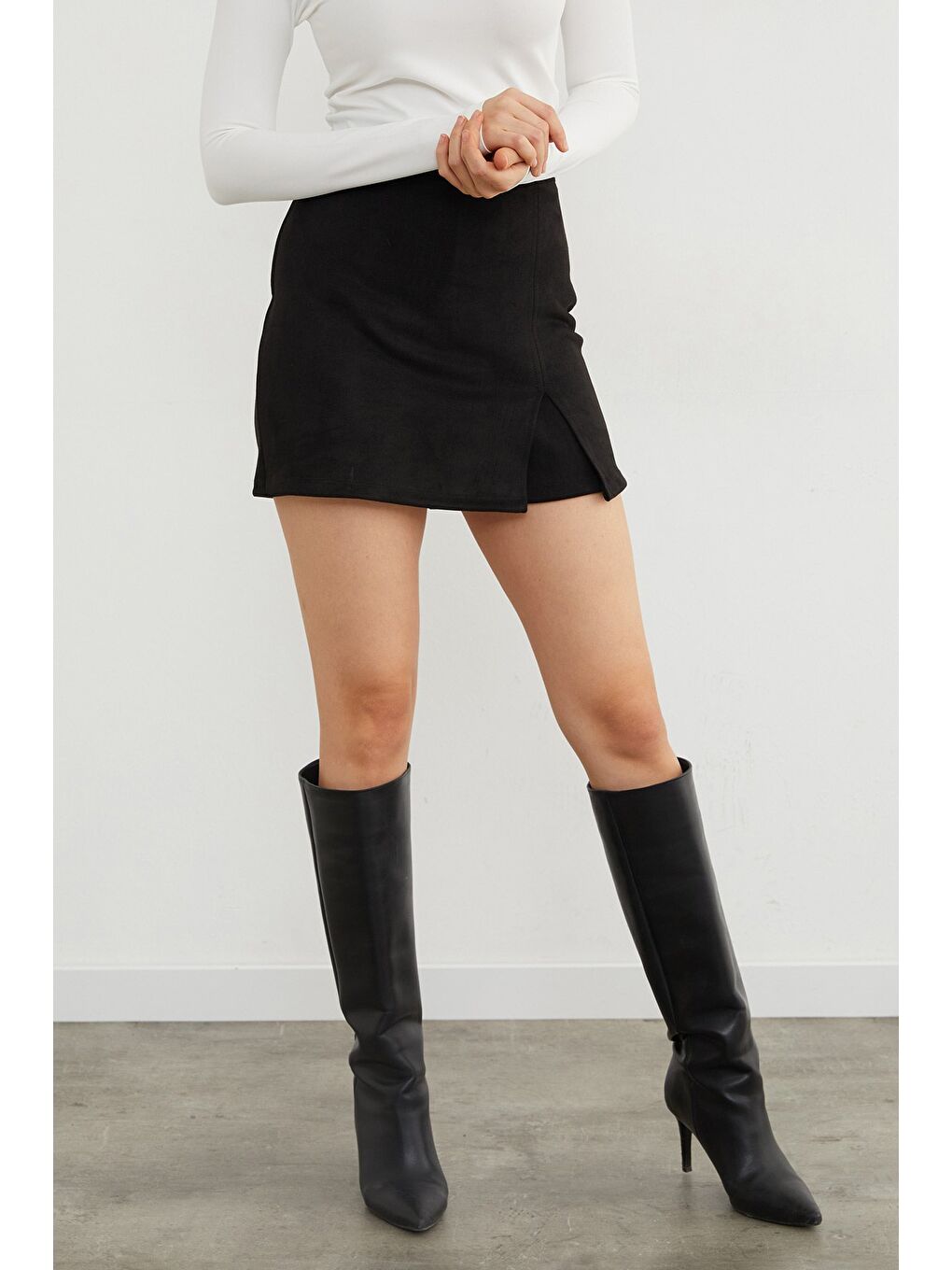 Siyah Basic Süet Yırtmaçlı Şort Etek-1