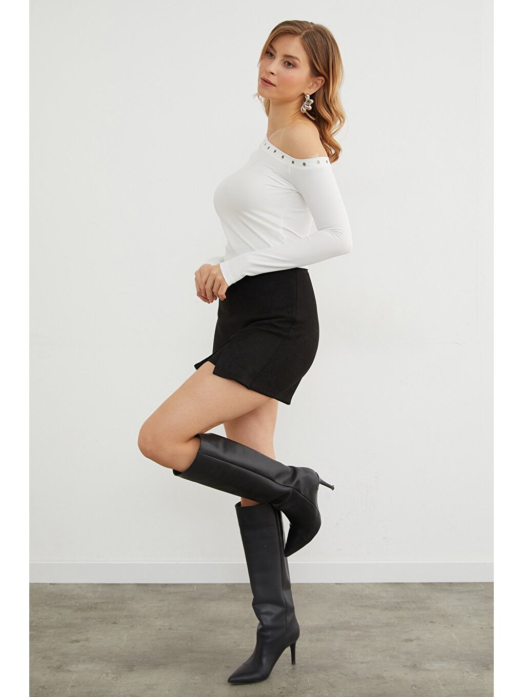 Siyah Basic Süet Yırtmaçlı Şort Etek-4