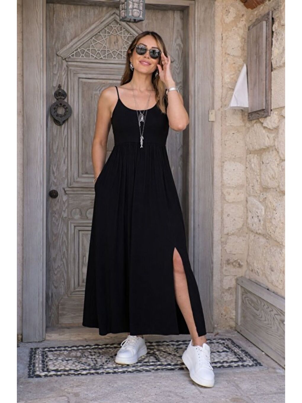 Siyah Kadın Ip Askılı Yuvarlak Yakalı önden Yırtmaçlı Cep Detaylı Uzun Viskon Elbise