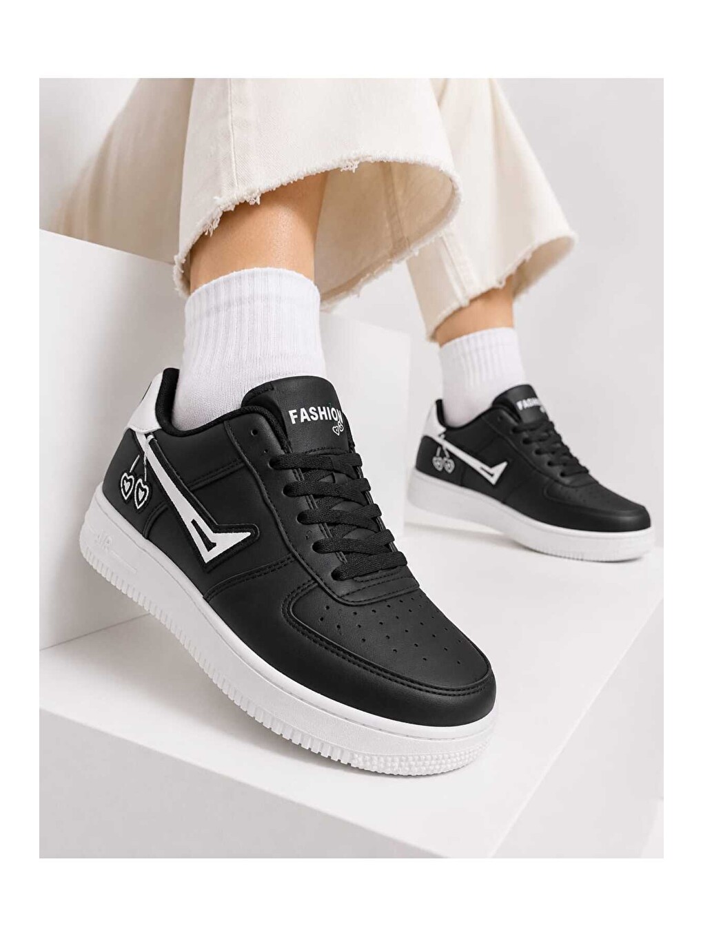 Siyah Kadın Trend Kiraz İşlemeli Casual Sneaker, Nakış Detaylı Konforlu Günlük Ayakkabı-1