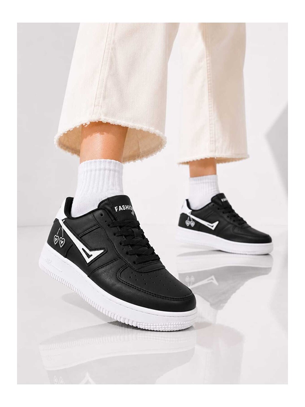 Siyah Kadın Trend Kiraz İşlemeli Casual Sneaker, Nakış Detaylı Konforlu Günlük Ayakkabı-2