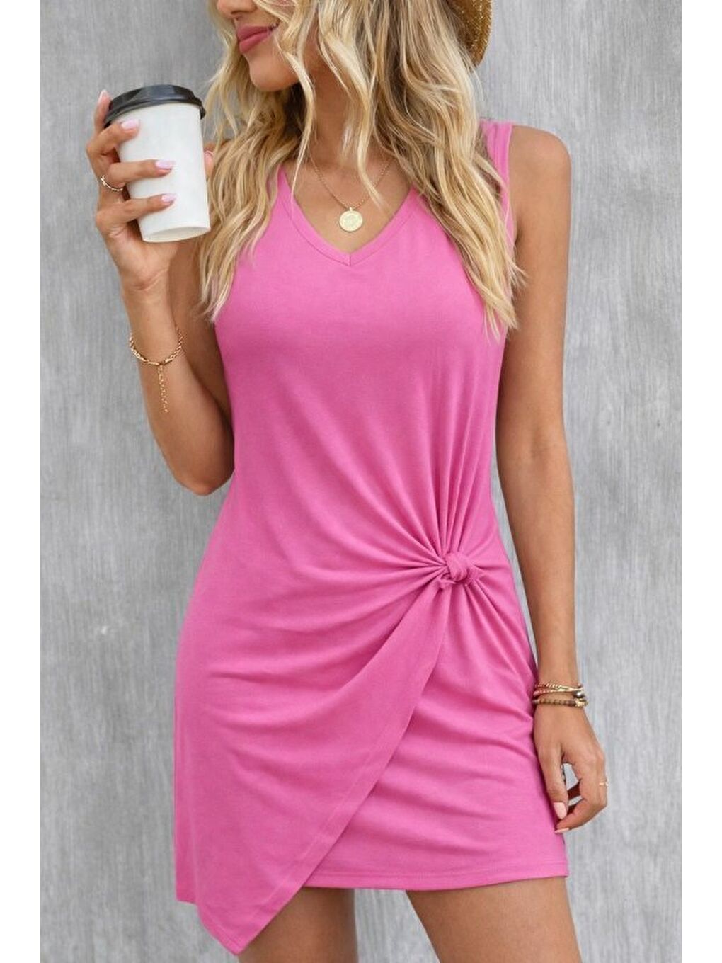 Pembe Kadın Askılı V Yakalı Yandan Asimetrik Detaylı Kısa Viskon Elbise