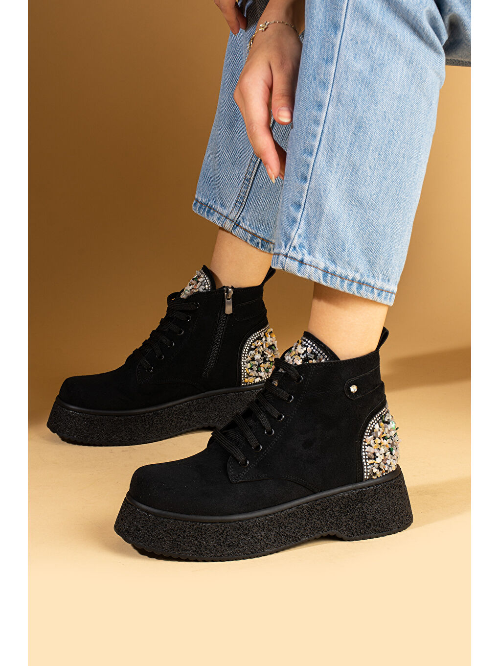 Siyah Taş Detaylı Kalın Taban Bağcıklı & Fermuarlı Kadın Bot 59-906-24Süet