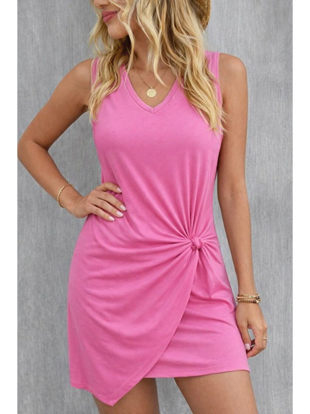 Pembe Kadın Askılı V Yakalı Yandan Asimetrik Detaylı Kısa Viskon Elbise-2