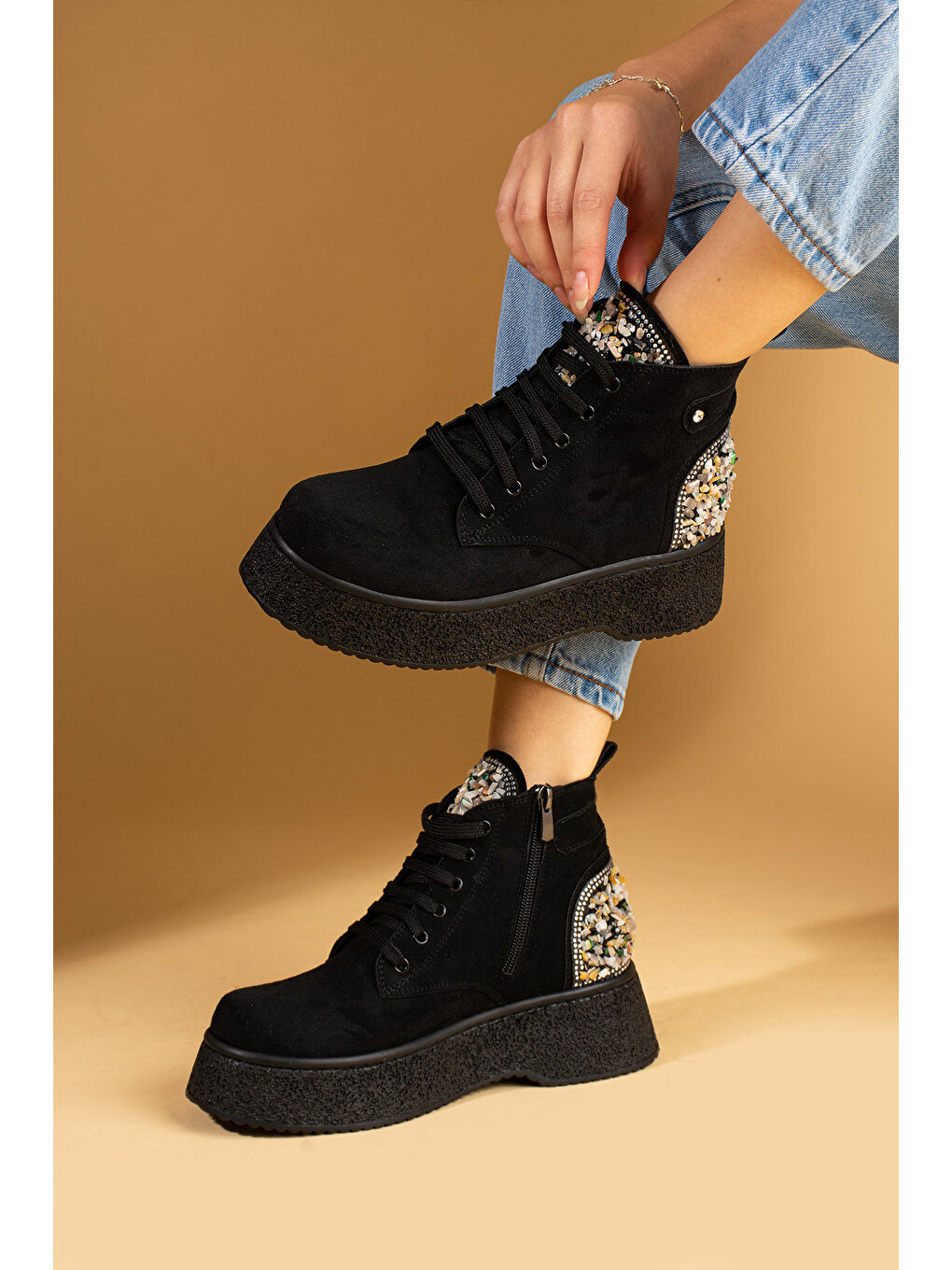 Siyah Taş Detaylı Kalın Taban Bağcıklı & Fermuarlı Kadın Bot 59-906-24Süet-1
