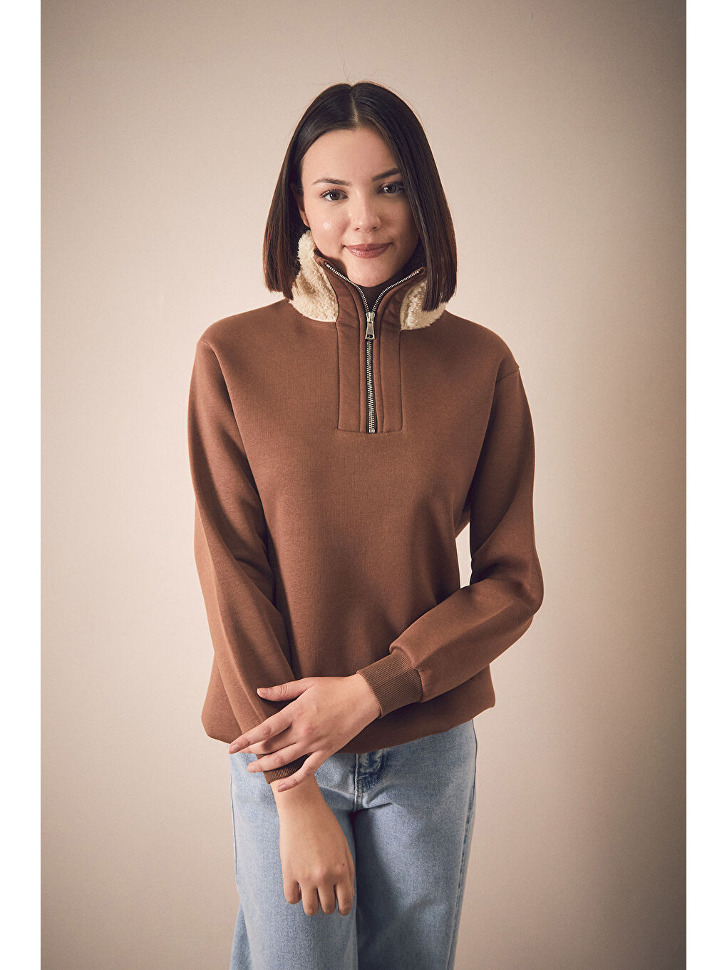 Fullamoda Kahverengi Basic Yakası Pelüş Detaylı Beli Stoperli Sweatshirt