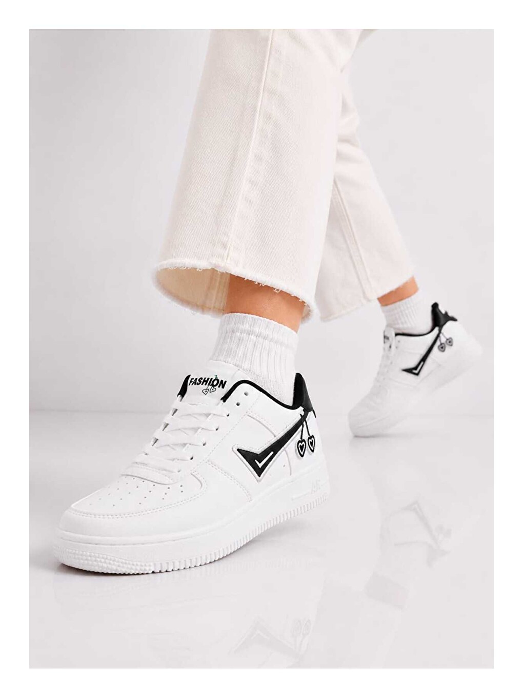 Beyaz Kadın Trend Kiraz İşlemeli Casual Sneaker, Nakış Detaylı Konforlu Günlük Ayakkabı