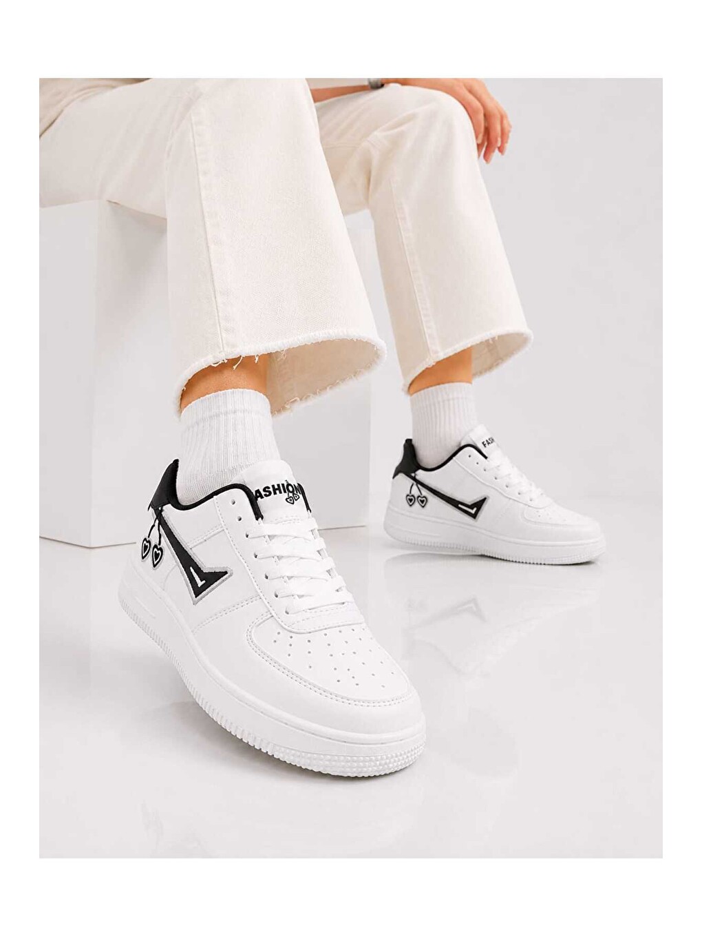Beyaz Kadın Trend Kiraz İşlemeli Casual Sneaker, Nakış Detaylı Konforlu Günlük Ayakkabı-1