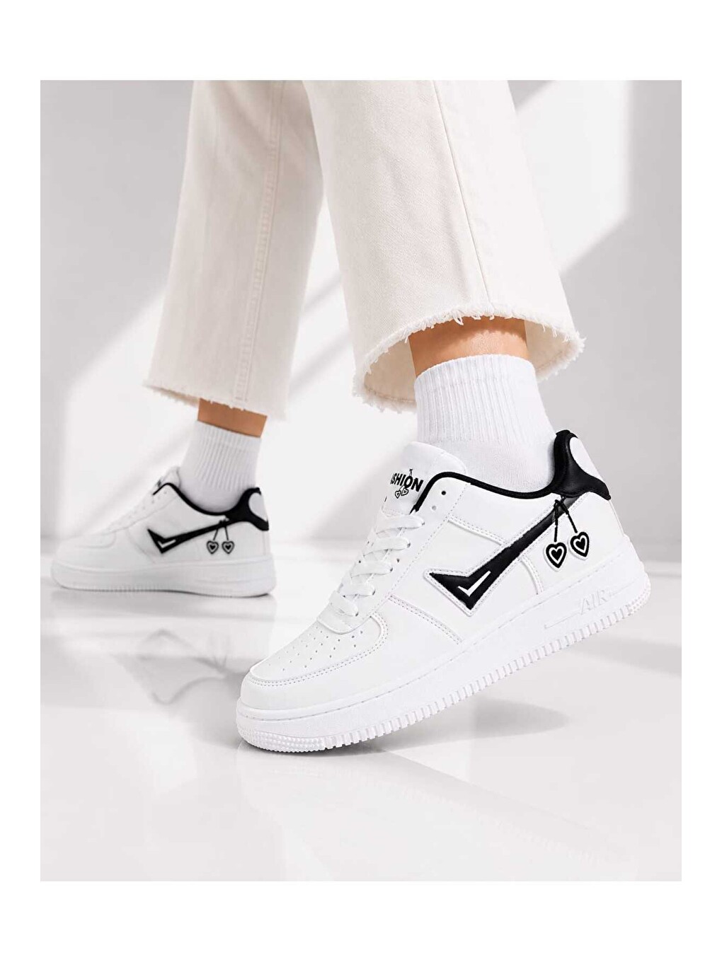 Beyaz Kadın Trend Kiraz İşlemeli Casual Sneaker, Nakış Detaylı Konforlu Günlük Ayakkabı-2