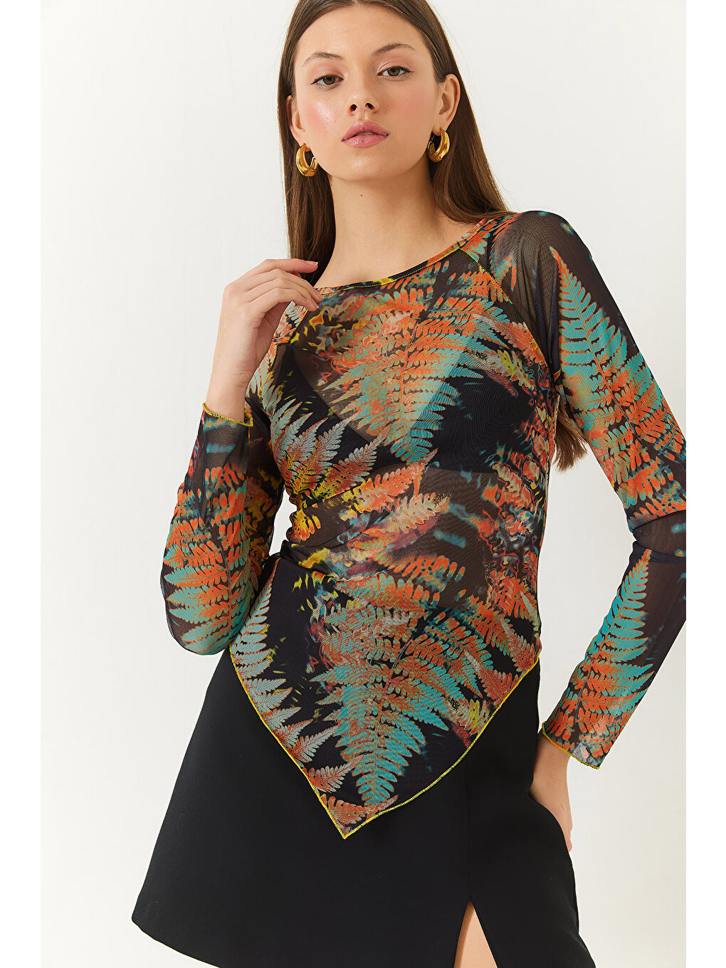 Siyah Kadın Bisiklet Yaka Dijital Baskılı Asimetrik Kesim Tül Bluz