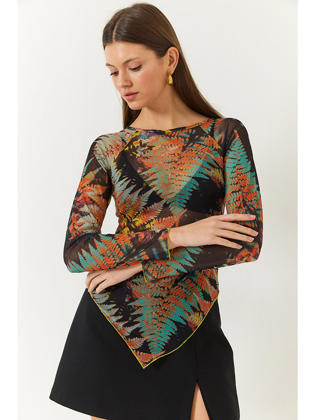 Siyah Kadın Bisiklet Yaka Dijital Baskılı Asimetrik Kesim Tül Bluz-2