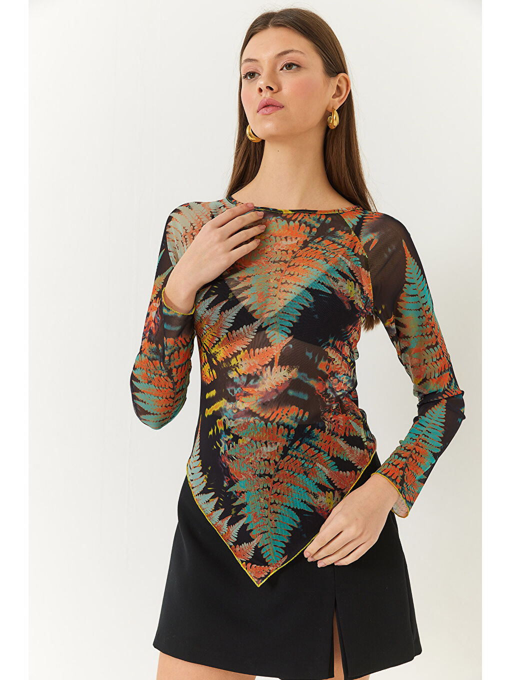 Siyah Kadın Bisiklet Yaka Dijital Baskılı Asimetrik Kesim Tül Bluz-3