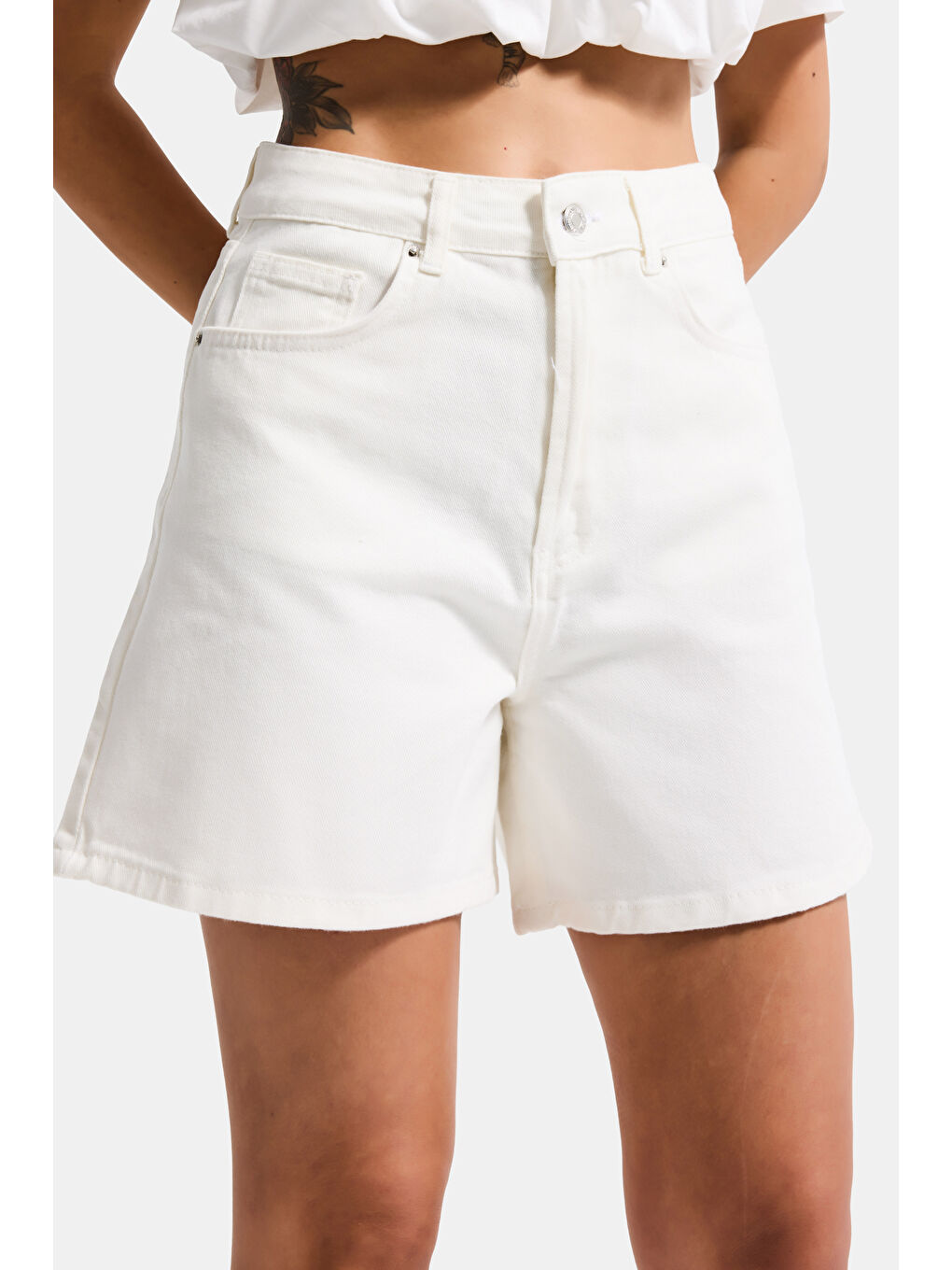 Kadın Kırık Beyaz Diana 7s6-101 Mom Fit Midi Boy Denim Şort