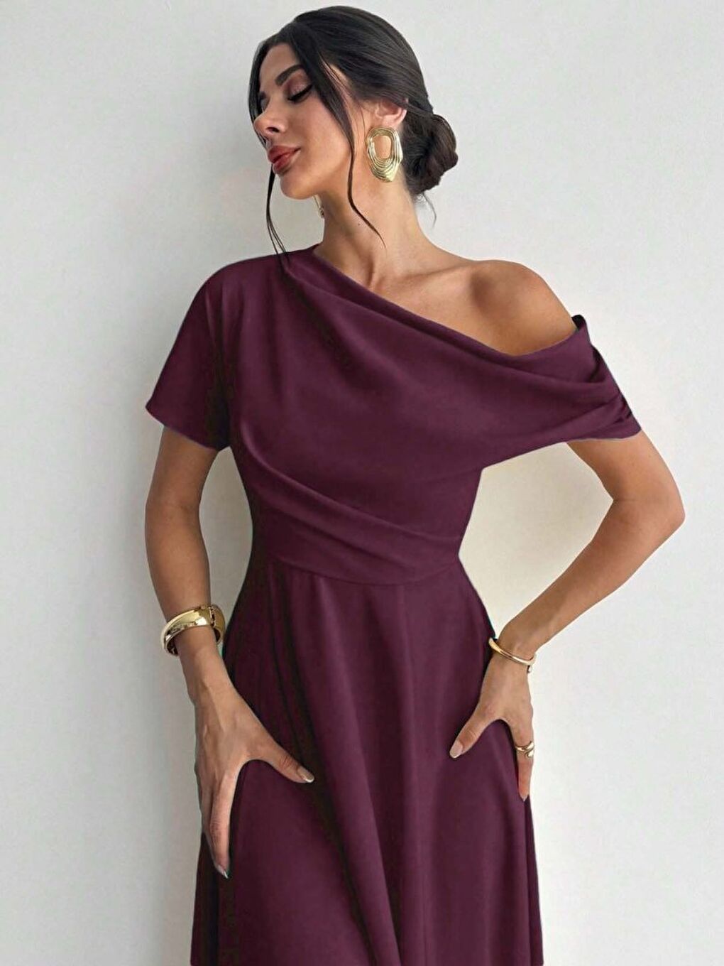 Bordo Kadın Omuzdan Açık Kısa Kollu Omuzdan Pileli Uzun Janjan Krep Elbise-2