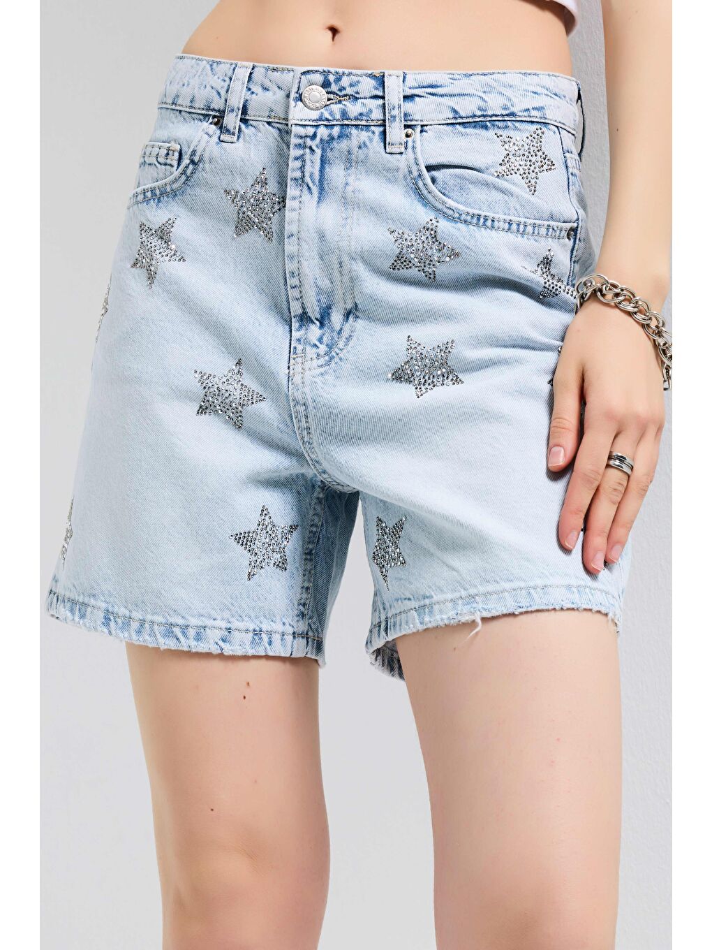 Mavi Kadın Jean Rengi T-4s6-3 Mom Fit Midi Boy Parlak Yıldız Taşlı Özel Tasarım Denim Şort