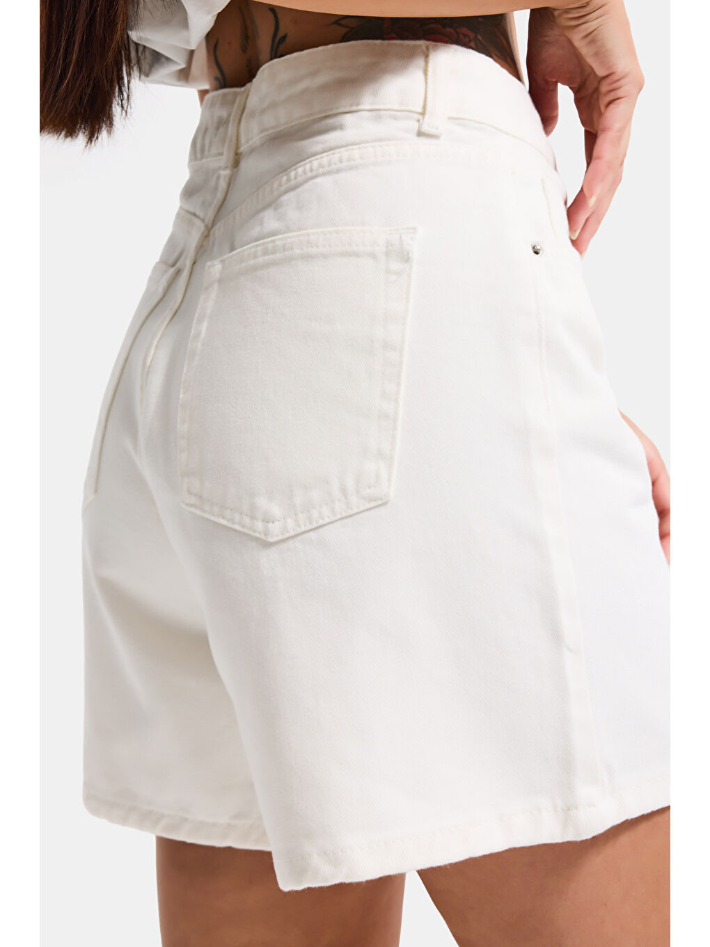 Kadın Kırık Beyaz Diana 7s6-101 Mom Fit Midi Boy Denim Şort-2