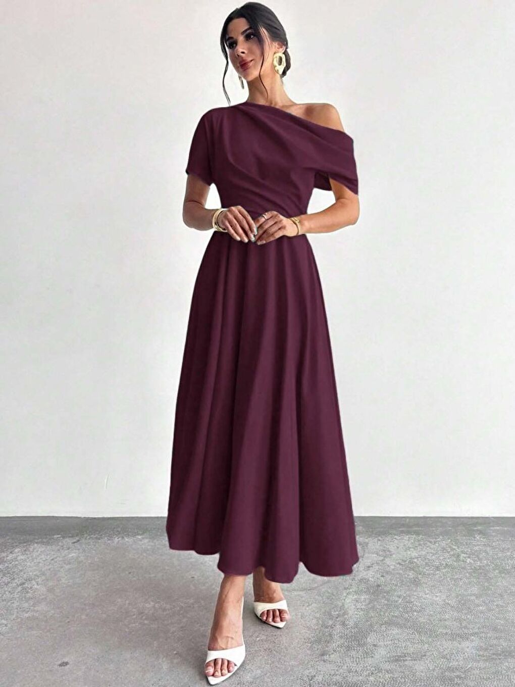 Bordo Kadın Omuzdan Açık Kısa Kollu Omuzdan Pileli Uzun Janjan Krep Elbise-3