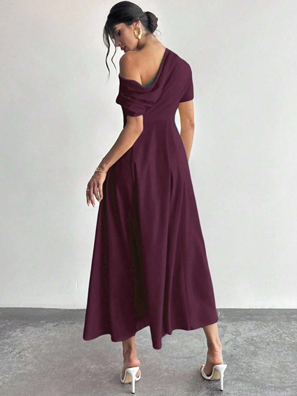 Bordo Kadın Omuzdan Açık Kısa Kollu Omuzdan Pileli Uzun Janjan Krep Elbise-4