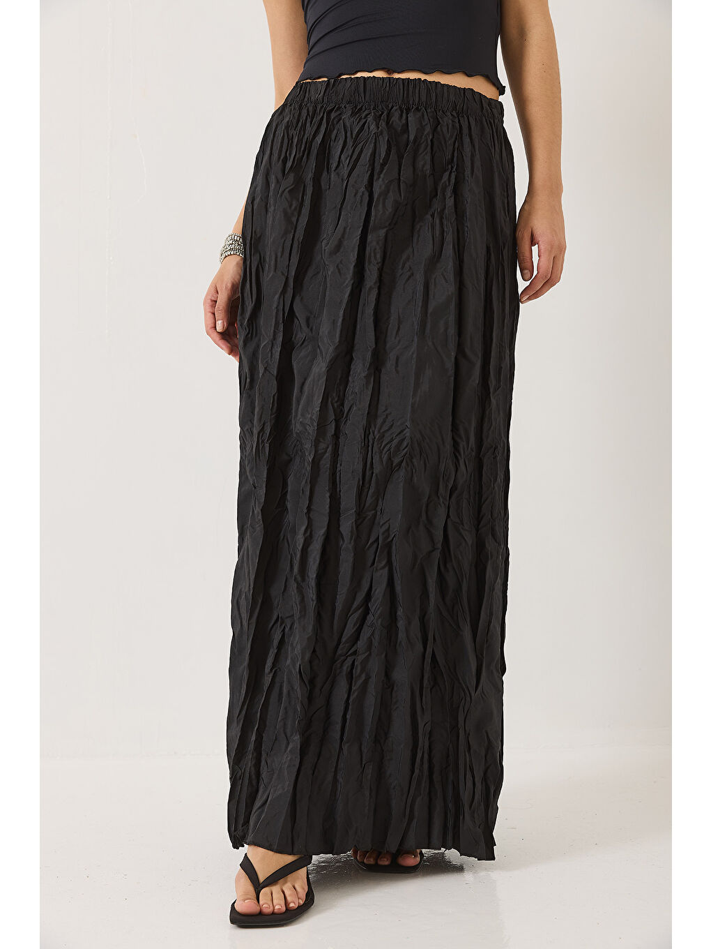 Siyah Kadın Beli Lastikli Crush Efektli Uzun Etek-3