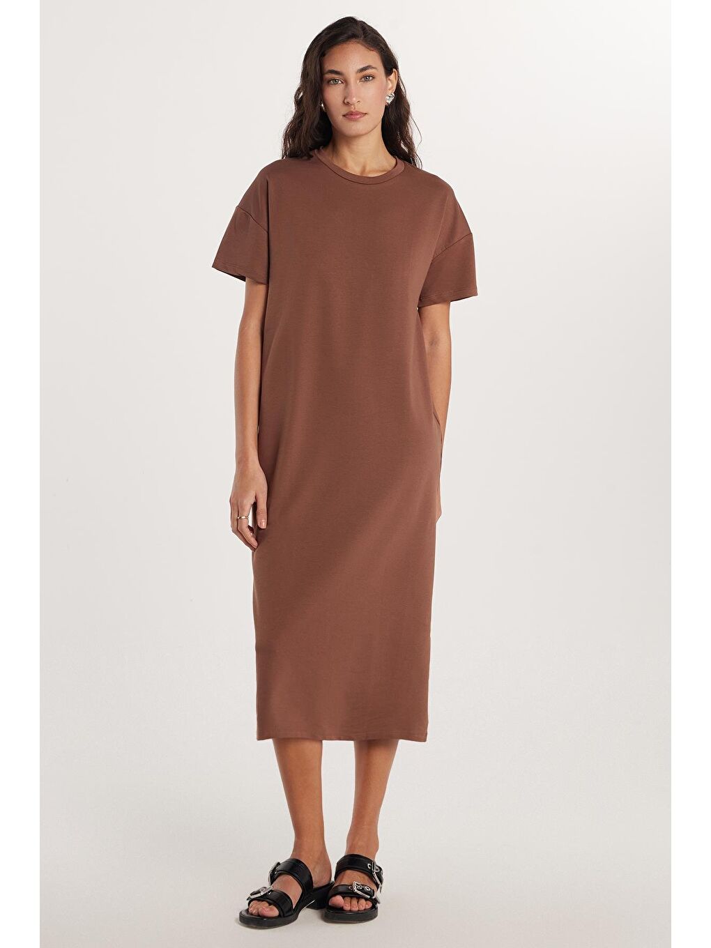 Kadın Regular Fit Kısa Kollu Esnek Kumaş Cepli Bisiklet Yaka Kahverengi Elbise