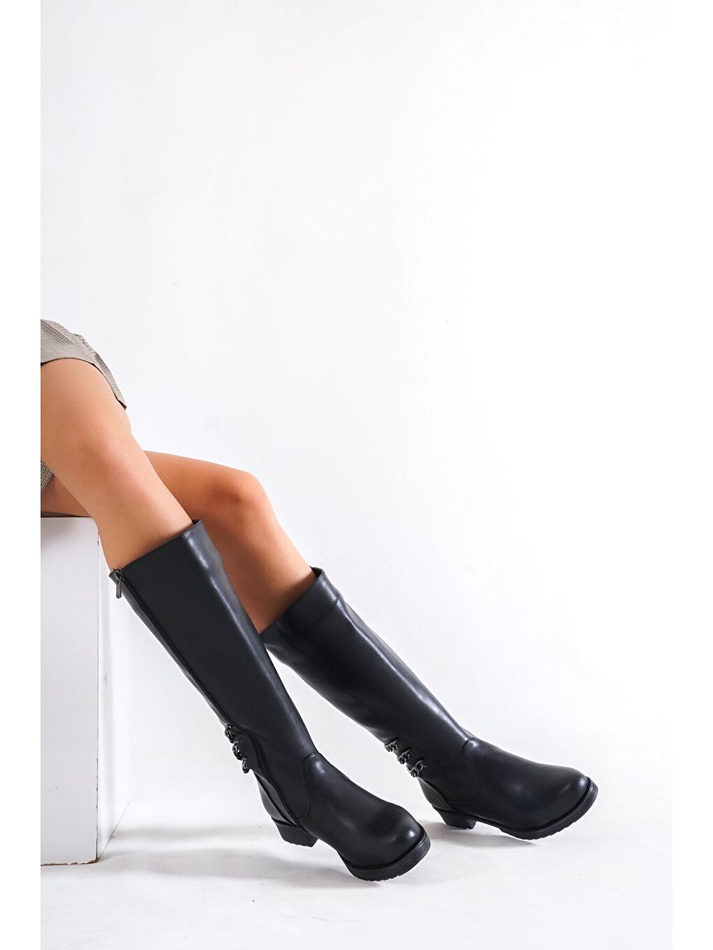 Siyah Diz Altı Arkadan Zincir Detaylı Yan Fermuarlı Kırışık Rugan Kadın Çizme-1