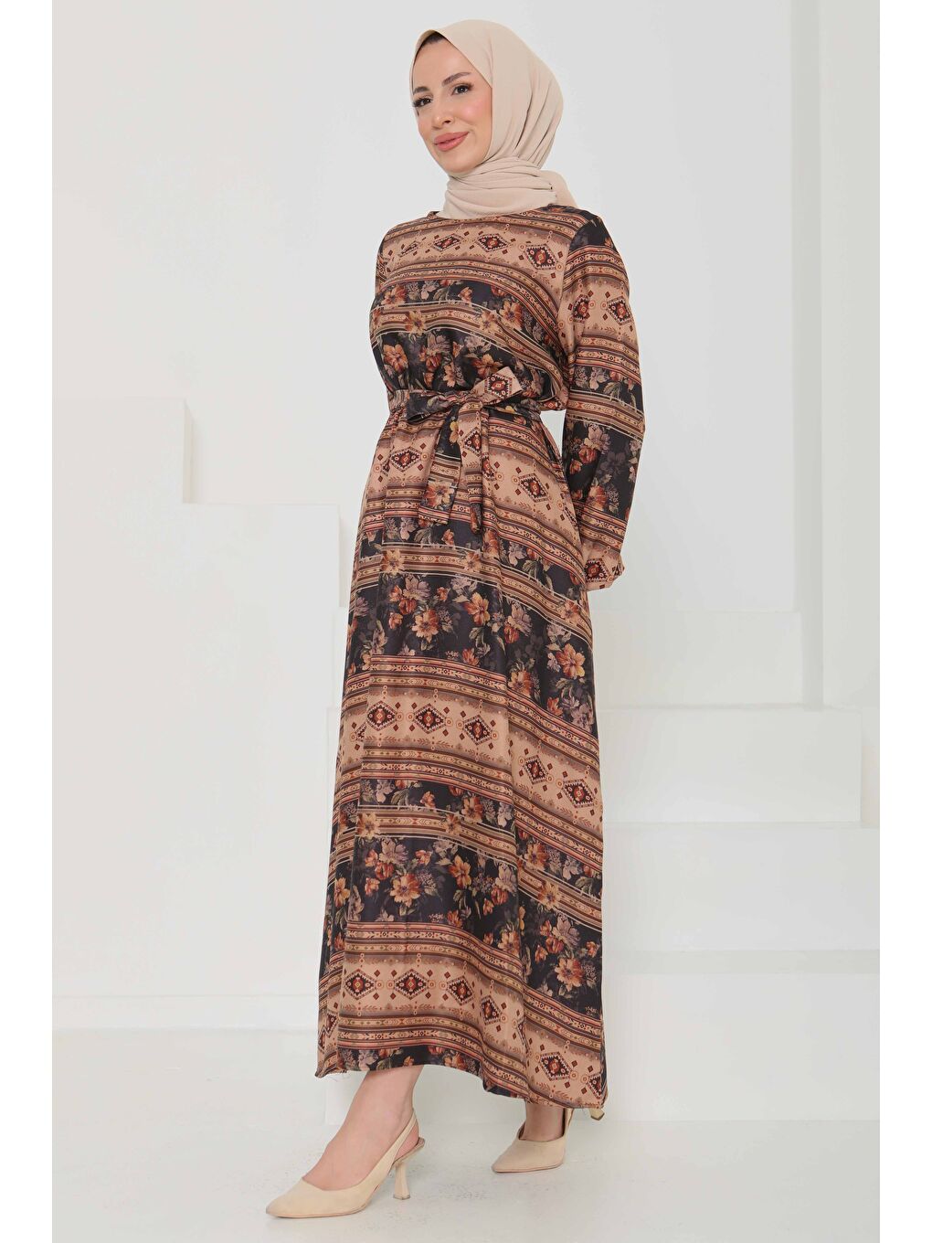 Çiçek Desenli Kuşaklı Elbise Siyah - 27105-4