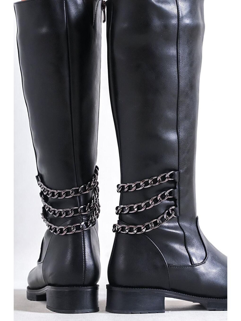 Siyah Diz Altı Arkadan Zincir Detaylı Yan Fermuarlı Kırışık Rugan Kadın Çizme-2