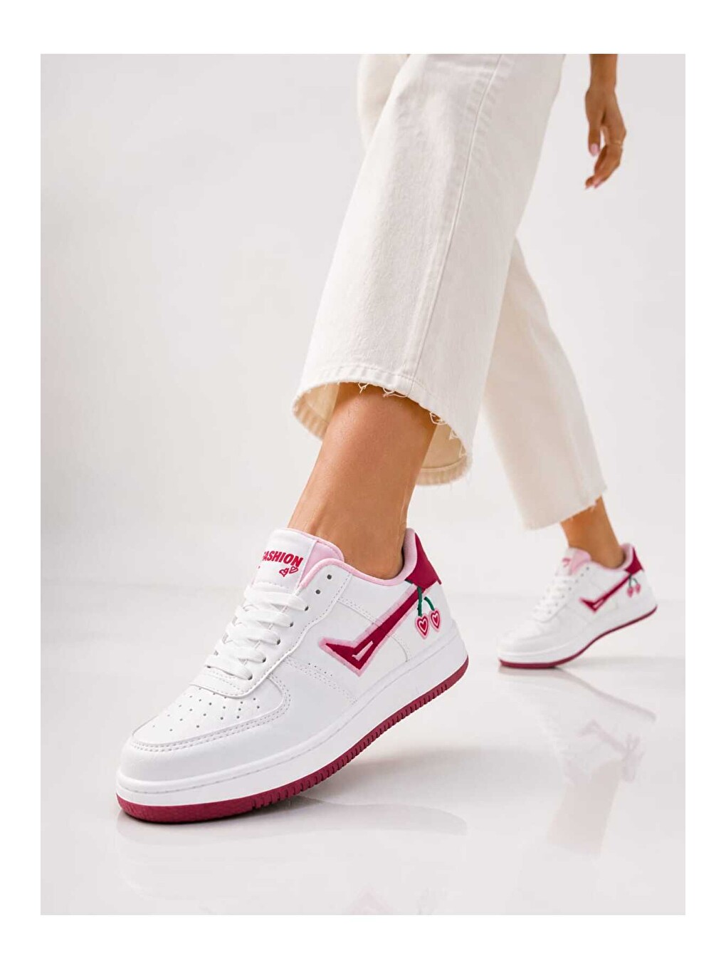 Beyaz Kadın Trend Kiraz İşlemeli Casual Sneaker, Nakış Detaylı Konforlu Günlük Ayakkabı