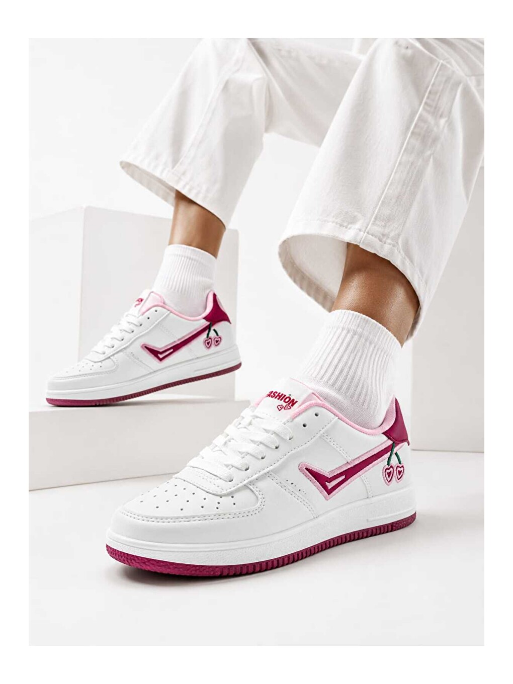 Beyaz Kadın Trend Kiraz İşlemeli Casual Sneaker, Nakış Detaylı Konforlu Günlük Ayakkabı-1