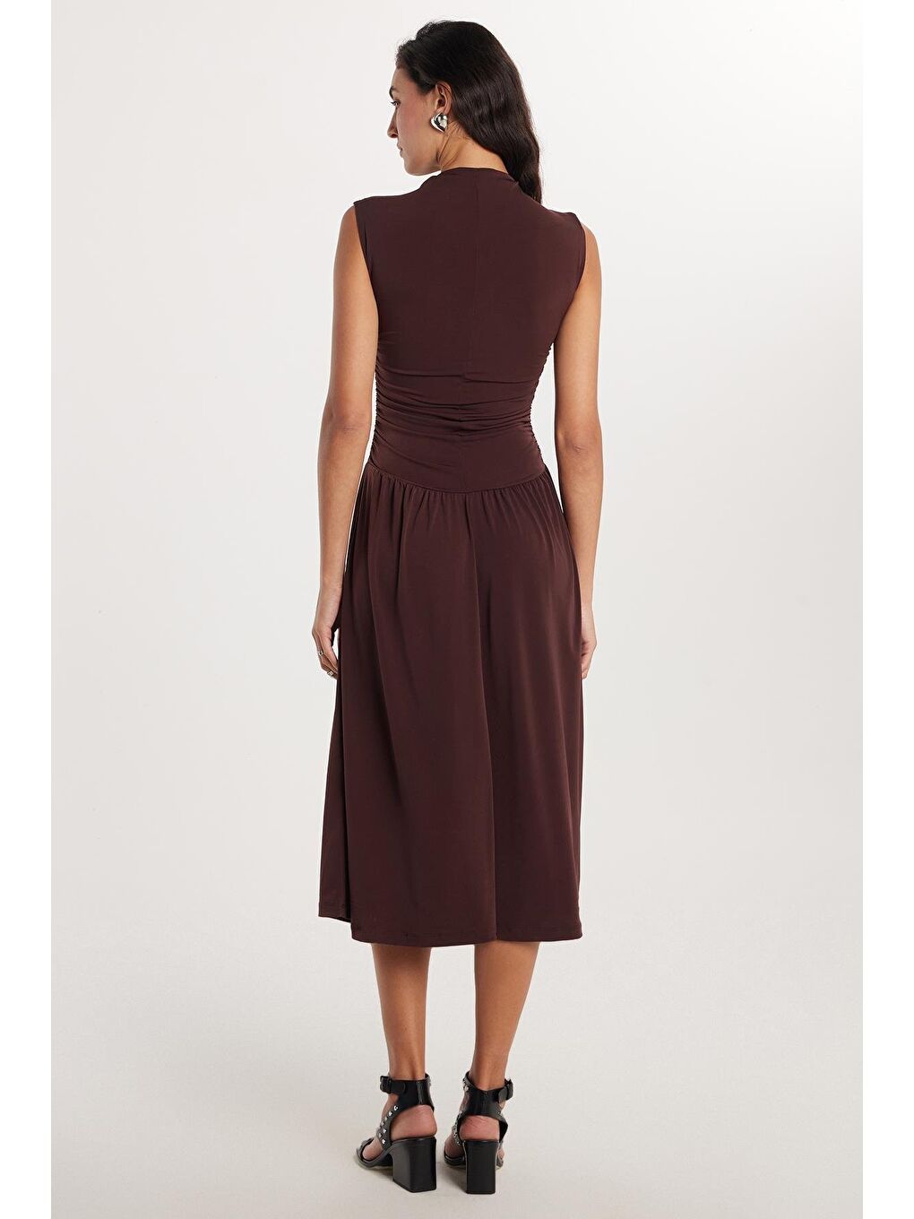 Kadın Slim Fit Dar Kesim Kahverengi Kolsuz Bisiklet Yaka Midi Boy Elbise-4
