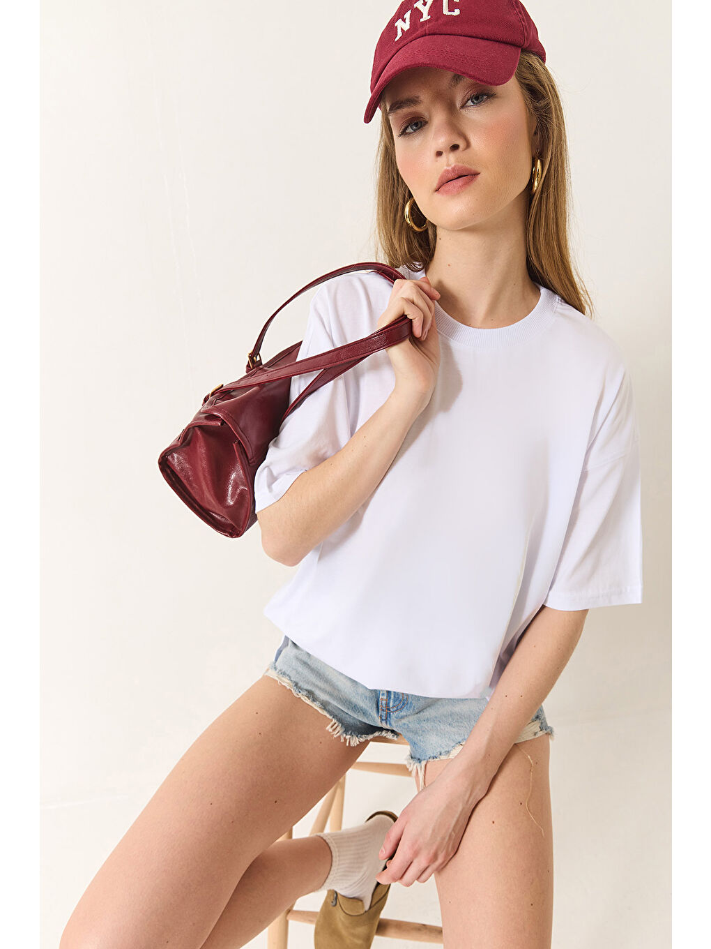 Beyaz Kadın % Organik Pamuk Relaxed Fit Yırtmaçlı Yuvarlak Yakalı T-Shirt