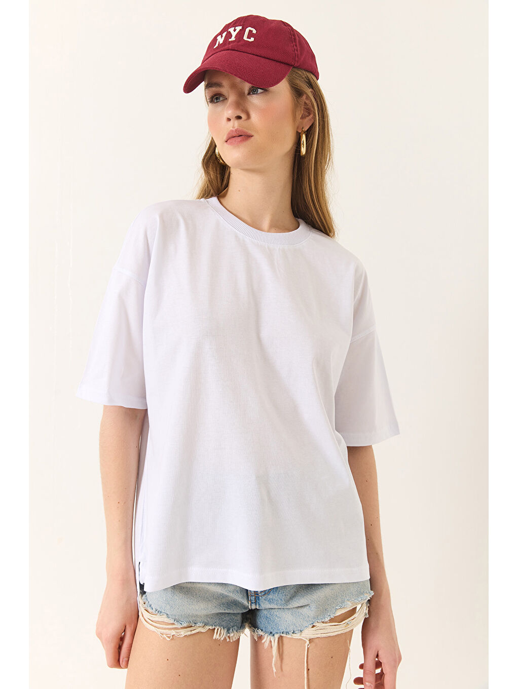 Beyaz Kadın % Organik Pamuk Relaxed Fit Yırtmaçlı Yuvarlak Yakalı T-Shirt-3