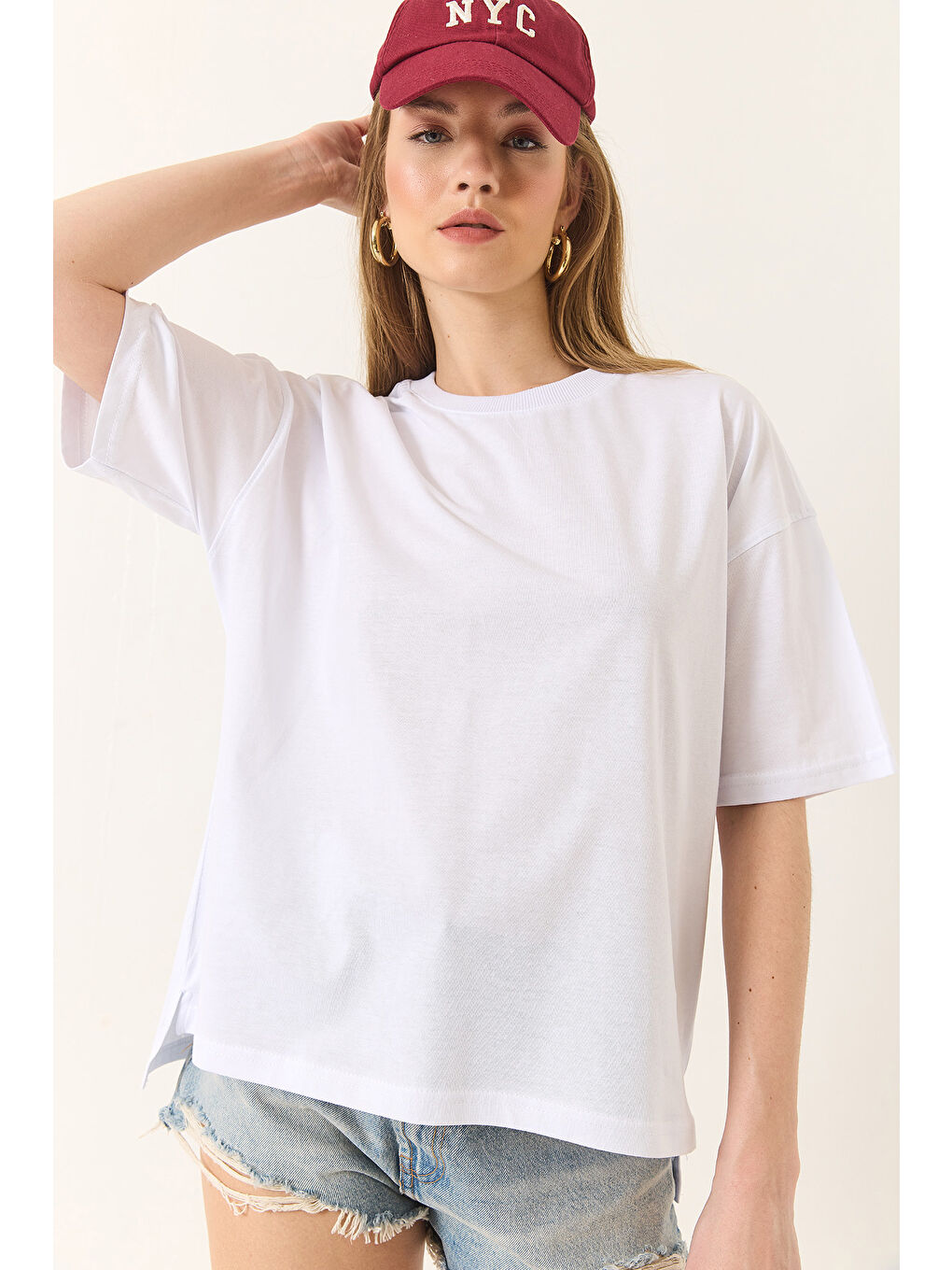 Beyaz Kadın % Organik Pamuk Relaxed Fit Yırtmaçlı Yuvarlak Yakalı T-Shirt-5