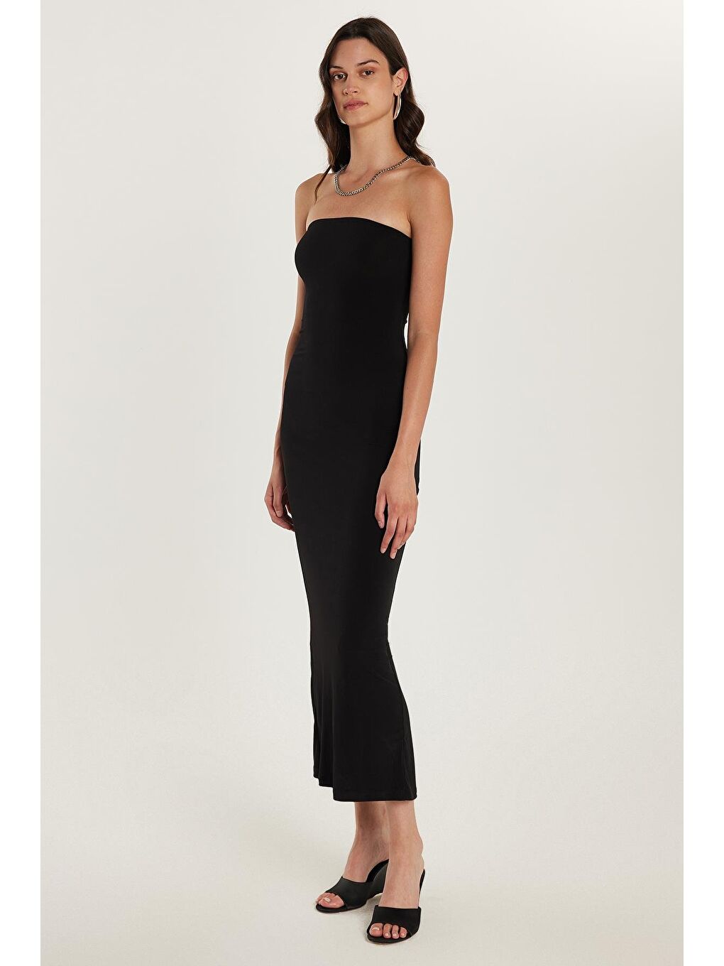 Kadın Slim Fit Dar Kesim Straplez Arka Yırtmaç Detaylı Siyah Midi Elbise