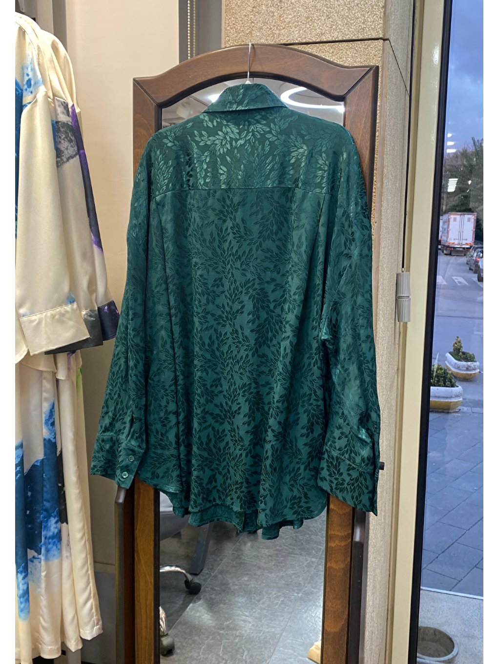 Pera Moda Yeşil İç Göstermeyen Jakarlı Oversize Uzun Kadın Gömlek - 1