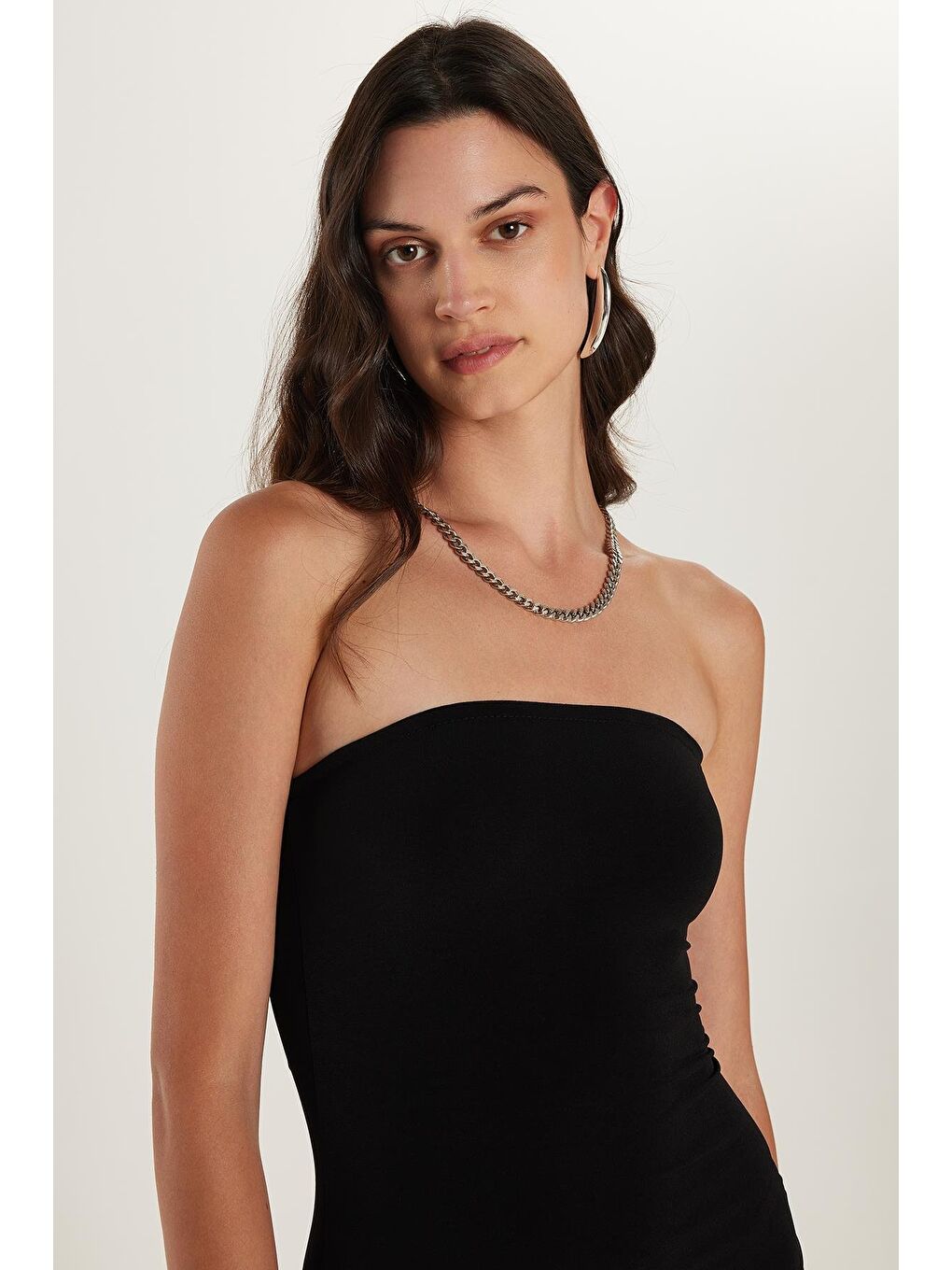 Kadın Slim Fit Dar Kesim Straplez Arka Yırtmaç Detaylı Siyah Midi Elbise-1