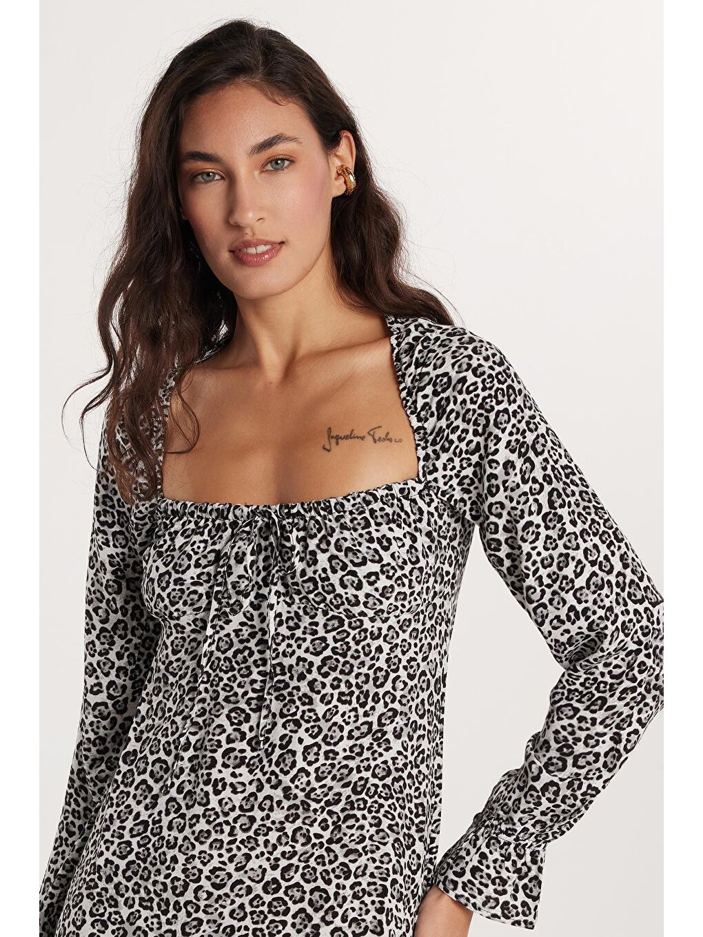 Beyaz Kadın Standart Fit Uzun Kollu Bağlama Detaylı Kare Yaka Desenli Elbise-1