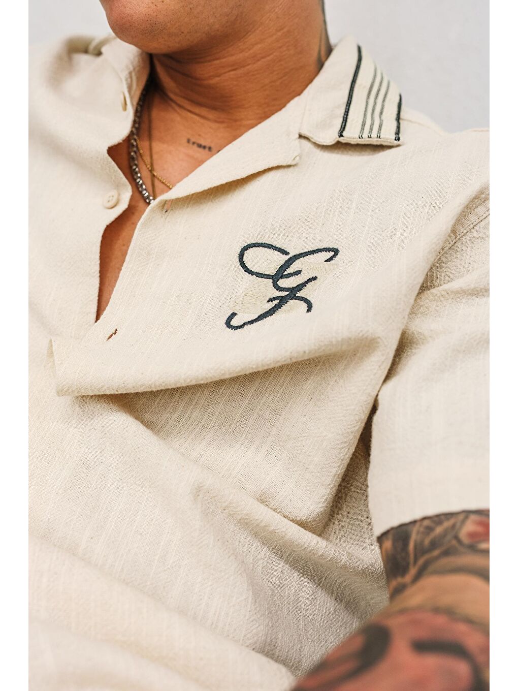 Erkek Relax Fit Keten Görünümlü Nakışlı Gömlek Bej-1