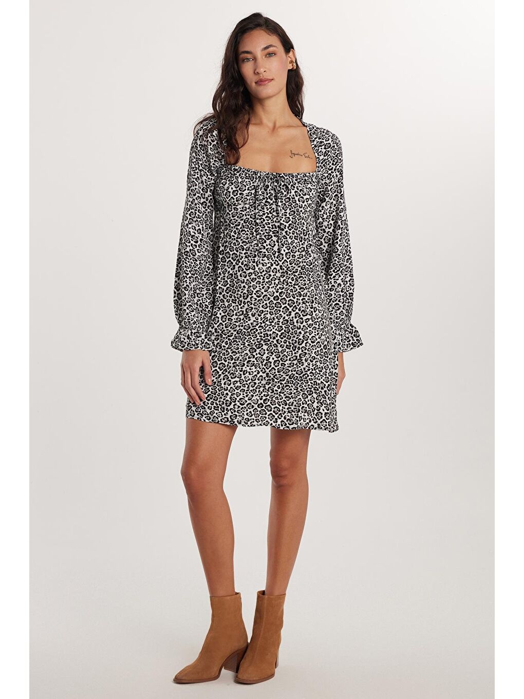 Beyaz Kadın Standart Fit Uzun Kollu Bağlama Detaylı Kare Yaka Desenli Elbise-3