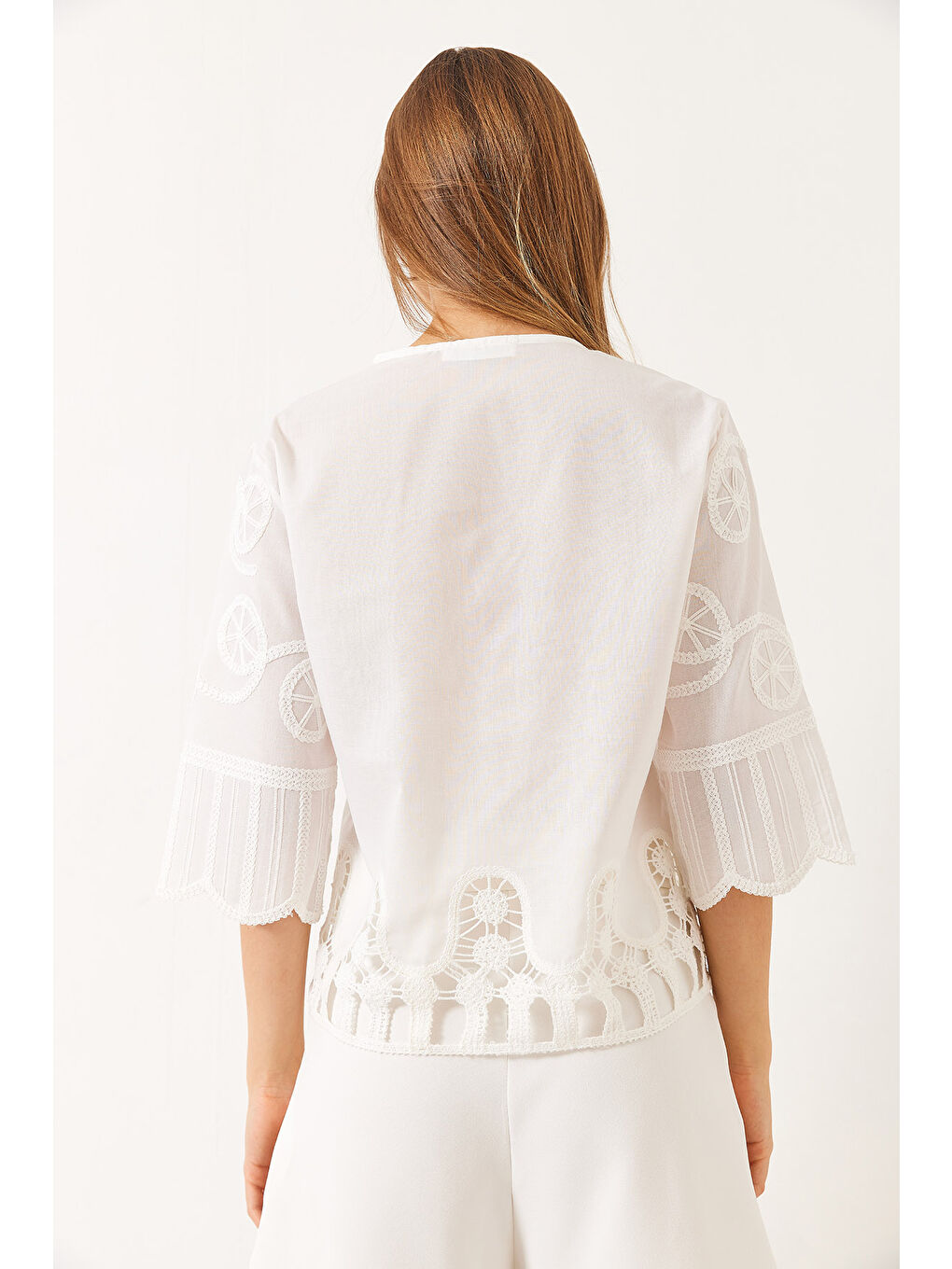 Beyaz Kadın Brode Detaylı V Yaka Düğmeli Çan Kol Gömlek-5