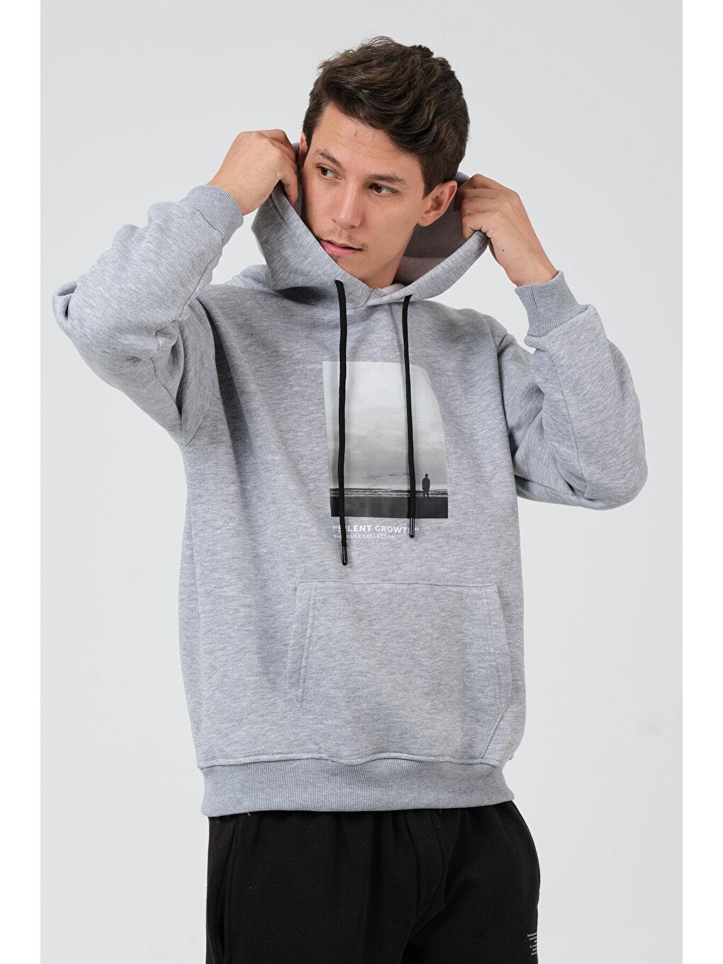 Gri Oversize Fit Kapüşonlu Yaka Kanguru Cepli İçi Yumuşak Tüylü Baskılı  Erkek Hoodie RF0306-1